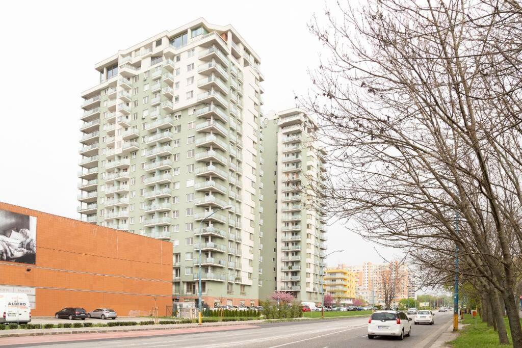 Great Tourist And Business Apartment Bratislava Buitenkant foto